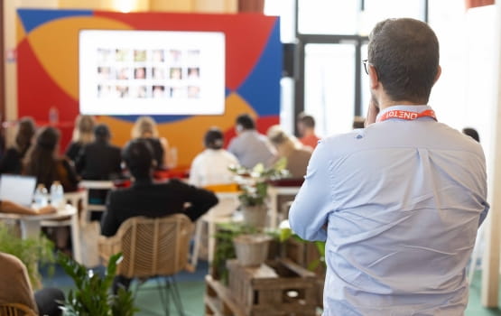 Focus sur le village startups et la zone de pitch